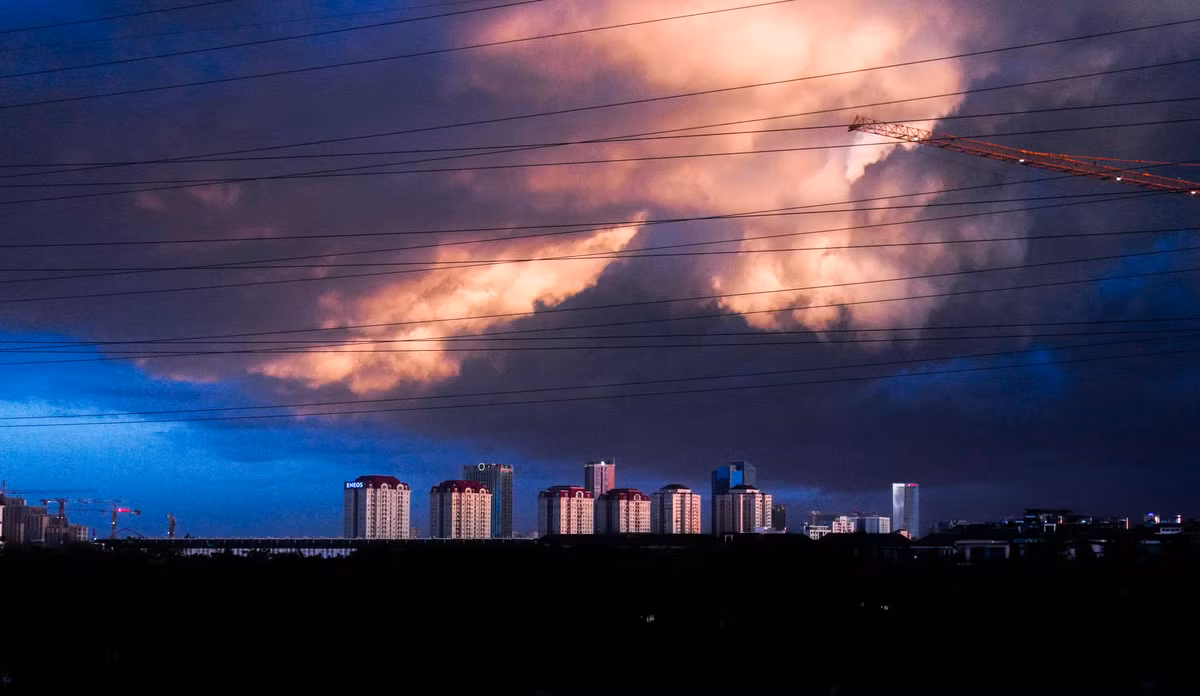 Mây cuộn như sóng thần.