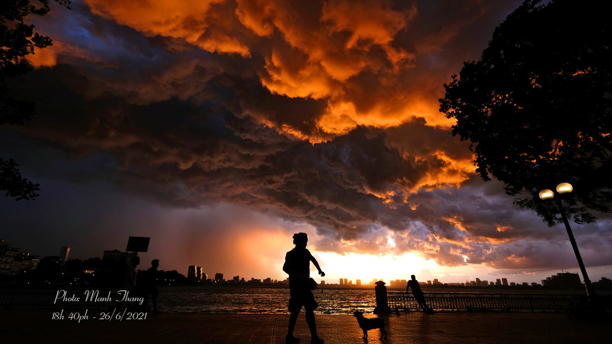Bầu trời tưởng như đổ ụp xuống, tối sầm lại. (Ảnh: FB: Hoàng Mạnh Thắng). 