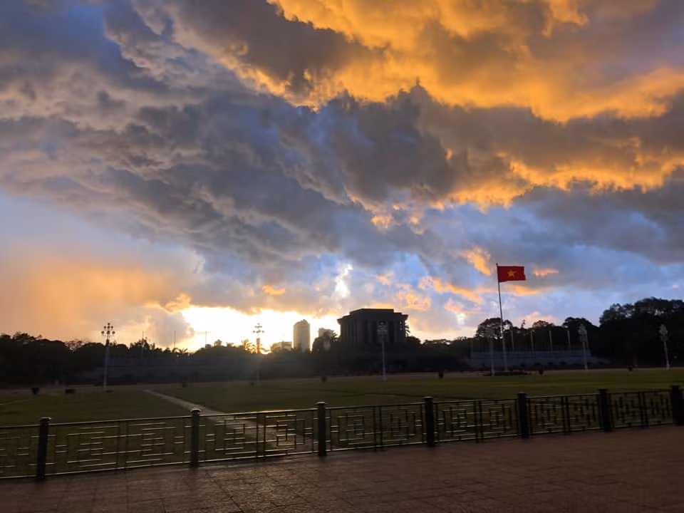  Hình ảnh cơn dông ghi nhận tại khu vực Lăng Chủ tịch Hồ Chí Minh.