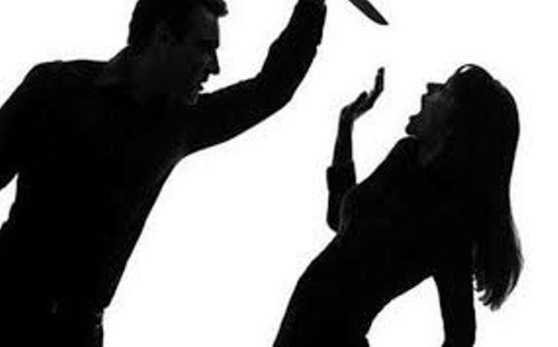  Dùng dao đâm vợ tử vong, bố mẹ vợ trọng thương: Ngày 3/2/2020, tại xã Thành Công (huyện Thạch Thành, Thanh Hóa), do mâu thuẫn gia đình, Bùi Văn Cường (SN 1987, trú xã Thành Minh, huyện Thạch Thành) đã dùng dao đâm chết vợ là chị Bùi Thị Th. (SN 1993). Sau đó, Cường tiếp tục dùng dao đâm ông Bùi Văn Đ. (SN 1964) và bà Nguyễn Thị H. (SN 1964) - là bố, mẹ đẻ chị Th., đều trú tại xã Thành Công bị thương. Gây án xong, Cường dùng dao tự đâm vào bụng nhưng không chết. (Ảnh minh họa)