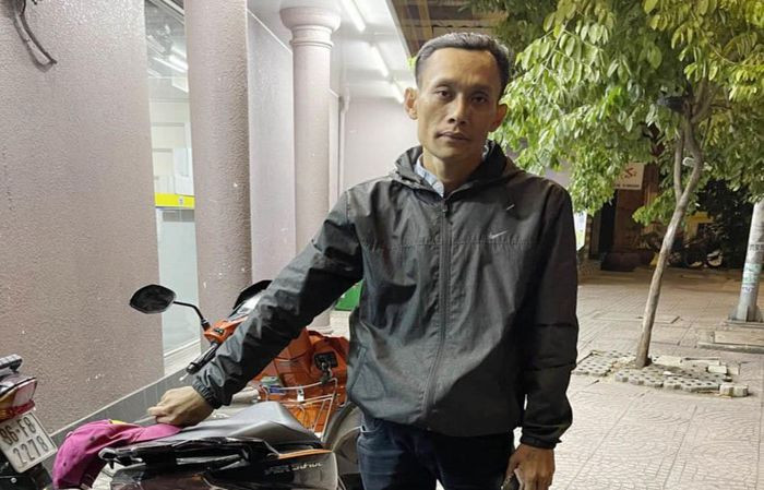  Cảnh sát hình sự giả cưỡng đoạt tài sản của cô gái trẻ: Trần Thanh Sơn (SN 1983, ngụ quận Bình Thạc, TP HCM) đã giả làm cảnh sát hình sự, sau đó chặn đường chị N.H.P.V (SN 2004, ngụ quận Bình Thạnh) xưng là cảnh sát hình sự yêu cầu chị V cho kiểm tra hành chính và gợi ý chị V. đưa triệu đồng thì sẽ bỏ qua lỗi vi phạm. Do không có tiền nên Sơn đã lấy điện thoại, giấy tờ cá nhân của chị V. và yêu cầu đến gặp để chuộc lại. Ngày 28/6, Sơn bị Công an quận Bình Thạnh tạm giữ. 