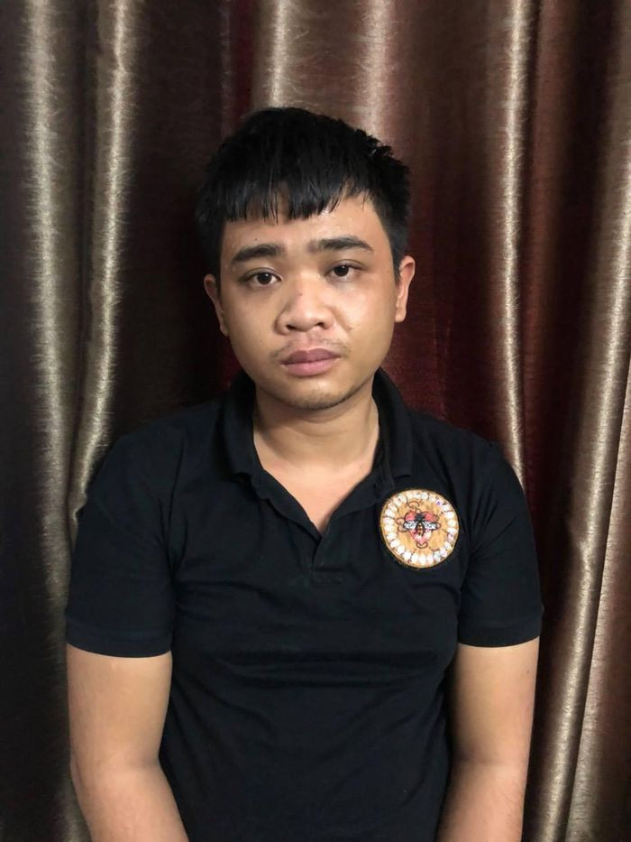  Dùng súng cướp tài sản cửa hàng tiện lợi: Anh D. (21 tuổi, ngụ quận 12, TP HCM) là nhân viên cửa hàng tiện lợi thuộc quận 12 khi đứng ở quầy thu ngân. Lý Ngọc Triều Phương (21 tuổi, ngụ quận Bình Thạnh) đi vào cửa hàng mua đồ, dùng vật giống súng, đánh vào đầu anh D. Sau đó, yêu cầu đưa tiền nên anh D. mở hộc tủ đựng tiền. Phương cướp số tiền khoảng 2 triệu đồng trong hộc tủ rồi bỏ đi. Ngày 28/6, Phương bị Công an quận 12 tạm giữ để điều tra. 