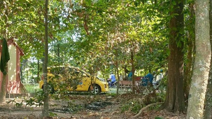  Tài xế taxi tử vong trong tư thế treo cổ ở ngôi đình: Ngày 28/6, người dân đi qua ngôi đình thuộc phường Phú Mỹ (TP Thủ Dầu Một, tỉnh Bình Dương) thì phát hiện ông L.T.B (48 tuổi, ngụ tại Bình Phước) là tài xế taxi tử vong trong tư thế treo cổ. Tại hiện trường, lực lượng chức năng phát hiện nhiều giấy tờ cầm đồ cùng chiếc xe taxi 4 chỗ màu vàng của nạn nhân. 