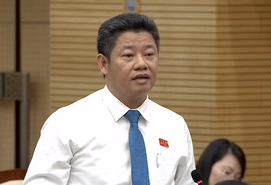 Ông Nguyễn Mạnh Quyền, sinh ngày 24/4/1975, quê ở Đại Cường, Ứng Hoà, Hà Nội. Trình độ: Tiến sĩ quản lý hành chính công; Cử nhân kinh tế; Cử nhân ngoại ngữ.