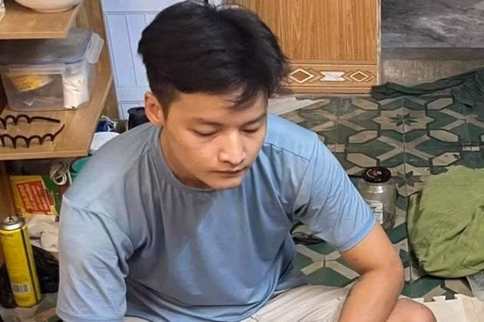  Nam thanh niên trồng cần sa trong nhà để 'kinh doanh': Ngày 24/6, Công an quận Thanh Xuân (Hà Nội) cho biết, Công an phường Thượng Đình tiến hành kiểm tra hành chính căn nhà Nguyễn Khắc Thắng (SN 1993, trú tại phường Khương Đình) phát hiện 22 cây cần sa được trồng trong chậu có tổng khối lượng là 575,72 gam. Thắng khai nhận, số cần sa trên để sử dụng và bán cho khách có nhu cầu. 