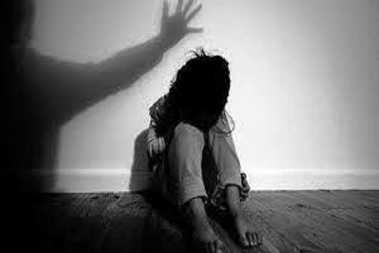  Cậu ruột giở trò với cháu gái 15 tuổi đến có thai: Trong thời gian ở chung phòng trọ ở TP Buôn Ma Thuột (tỉnh Đắk Lắk) , Võ Văn Định (SN 1990, trú tại thị xã Buôn Hồ) đã hai lần thực hiện hành vi giao cấu với cháu gái ruột của mình. Sau đó, gia đình phát hiện sự việc và đưa cháu gái đến bệnh viện khám thì phát hiện cháu gái này đã có thai 7 tuần tuổi. Ngày 24/6, Định bị VKSND TP Buôn Ma Thuột đã ban hành cáo trạng truy tố. 