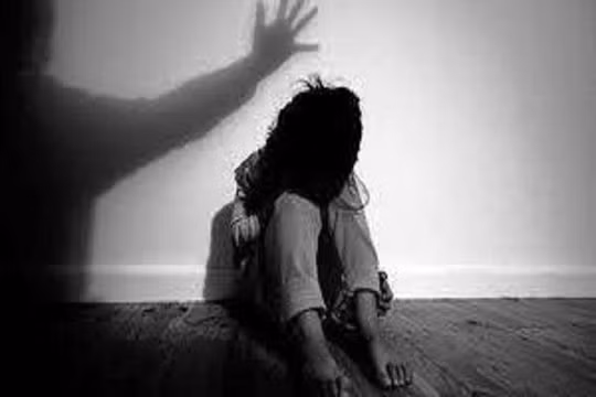  Cậu ruột giở trò với cháu gái 15 tuổi đến có thai: Trong thời gian ở chung phòng trọ ở TP Buôn Ma Thuột (tỉnh Đắk Lắk) , Võ Văn Định (SN 1990, trú tại thị xã Buôn Hồ) đã hai lần thực hiện hành vi giao cấu với cháu gái ruột của mình. Sau đó, gia đình phát hiện sự việc và đưa cháu gái đến bệnh viện khám thì phát hiện cháu gái này đã có thai 7 tuần tuổi. Ngày 24/6, Định bị VKSND TP Buôn Ma Thuột đã ban hành cáo trạng truy tố. 