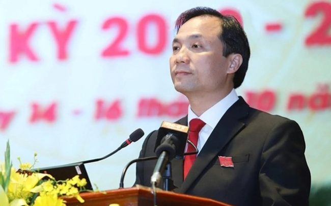 Tại kỳ họp này, ông Hoàng Trung Dũng - Ủy viên Trung ương Đảng, Bí thư Tỉnh ủy, Chủ tịch HĐND tỉnh khóa XVII nhiệm kỳ 2016 - 2021, đại biểu HĐND tỉnh khóa XVIII đã được các đại biểu HĐND tỉnh Hà Tĩnh bầu tiếp tục giữ chức Chủ tịch HĐND tỉnh Hà Tĩnh khóa XVIII, nhiệm kỳ 2021 - 2026, với tỷ lệ phiếu bầu đạt tỷ lệ 100%. 