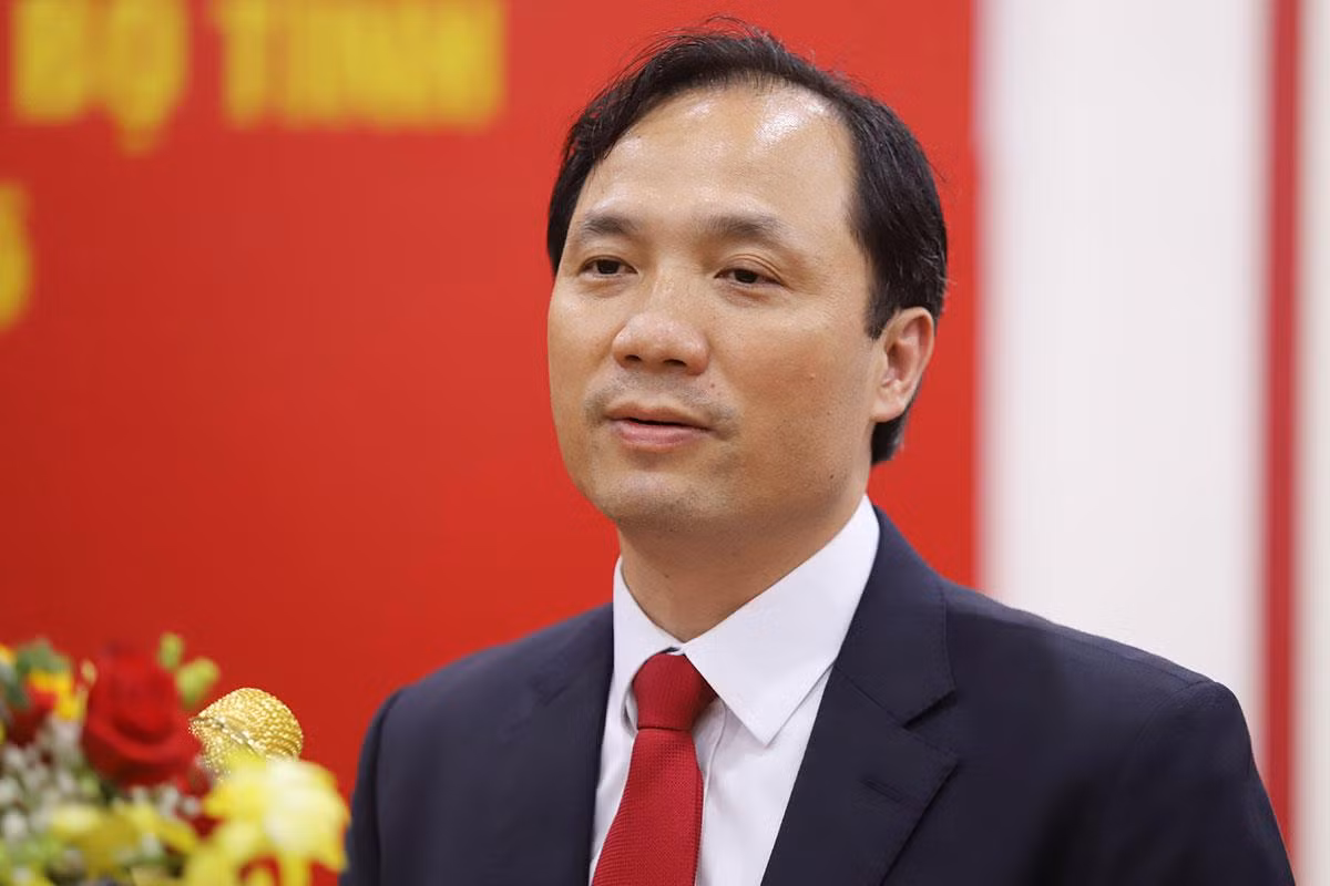 Ông Hoàng Trung Dũng từng kinh qua các chức vụ như: Tháng 3/1989 – 5/1990: Ông làm công nhân xưởng Trung đại tu ô tô 25, huyện Hoành Bồ, tỉnh Quảng Ninh. Tháng 9/1990 – 6/1994: Sinh viên Khoa Ngữ Văn, trường Đại học Vinh, Nghệ An. Từ tháng 9/1994 - 3/1998: Cán bộ cơ quan Tỉnh đoàn, cán bộ - Phó Bí thư Thị đoàn Hà Tĩnh. 