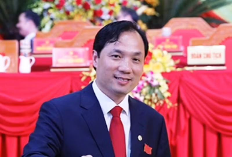 Từ ngày 26/4/2016 - 2/2019: Ủy viên Ban Thường vụ Tỉnh ủy, Trưởng ban Tuyên giáo Tỉnh ủy; Phó Bí thư Thường trực Tỉnh ủy Hà Tĩnh. Ngày 13/2/2019, tại Hội nghị lần thứ 29 Ban Chấp hành Đảng bộ tỉnh Hà Tĩnh, ông Hoàng Trung Dũng, Ủy viên Ban Thường vụ Tỉnh ủy, Trưởng ban Tuyên giáo Tỉnh ủy đã được bầu giữ chức vụ Phó Bí thư Thường trực Tỉnh ủy Hà Tĩnh nhiệm kỳ 2015-2020 với tỷ lệ 100% phiếu đồng ý. 