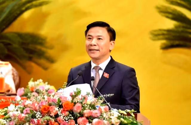 Ông Hưng từng kinh qua các chức vụ như: Tháng 11/1992 - 8/1994: Chuyên viên Ban Tuyên giáo, Thư ký tổng hợp Văn phòng Huyện ủy Quảng Xương, tỉnh Thanh Hóa. Tháng 8/1994 - 9/1999: Phó Chánh Văn phòng Huyện ủy Quảng Xương, tỉnh Thanh Hóa. Tháng 9/1999 - 12/2001: Chuyên viên phòng Tổng hợp, Văn phòng Tỉnh ủy, Thư ký Bí thư Tỉnh ủy Thanh Hóa. 