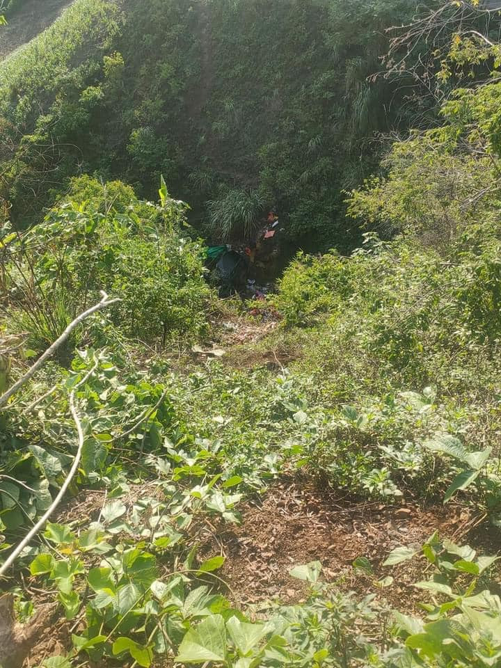 Bà Hiền cho hay: "Khi xe đi đến đoạn đường thuộc xã Phiêng Côn thì bất ngờ tự gây tai nạn, lao xuống vực sâu hàng chục mét khiến 2 người ngồi trong cabin tử vong tại chỗ, một người khác bị thương nặng, phải đưa đi cấp cứu". 