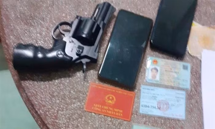  Giả danh cảnh sát hình sự, chặn xe kiểm tra người dân: Hồ Hoàng Huân (SN 2001; ngụ xã Trung An, TP Mỹ Tho, Tiền Giang) chạy xe máy ép người dân vào lề đường rồi giả danh là cảnh sát hình sự yêu cầu kiểm tra giấy tờ nhưng bị công an bắt giữ ngay sau đó. Ngày 26/6, Công an tỉnh Tiền Giang cho biết đang tạm giữ Huân để điều tra về hành vi "Sử dụng giấy Chứng minh Công an nhân dân giả" và giả danh Cảnh sát hình sự. 