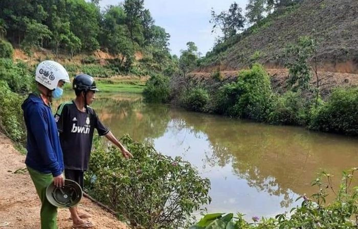  Xe máy lao xuống hồ, hai mẹ con đuối nước tử vong: Sáng 26/6, chị N.T.T (30 tuổi, trú xã Thanh Đức, huyện Thanh Chương, Nghệ An) điều khiển xe máy chở 2 con trai B.G.M (10 tuổi) và B.G.T (12 tuổi) lên rừng làm việc trên đường đi không may lao thẳng xuống hồ nước ở bên đường. Lúc này, cháu T. ngồi ở sau xe nên bị rơi xuống ở mép hồ, may mắn bám được vào bụi cỏ và bò lên bờ. Thấy mẹ và em trai chới với dưới nước, T. vội chạy đi gọi người tới ứng cứu. Tuy nhiên, 2 mẹ con chị T đã tử vong. 