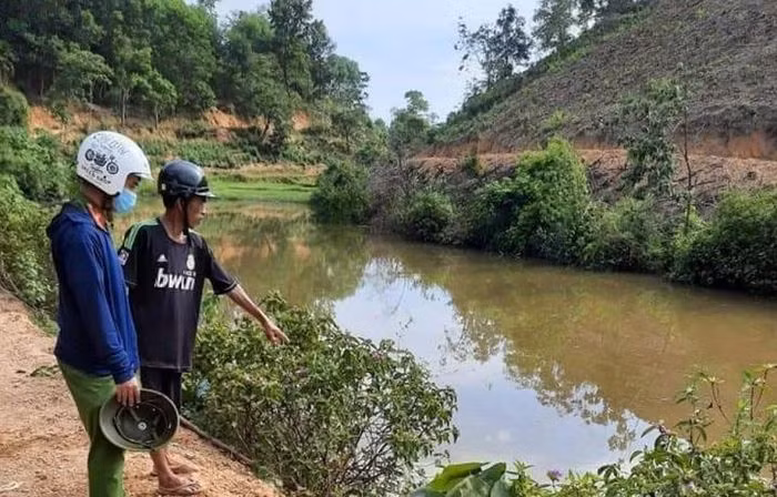  Xe máy lao xuống hồ, hai mẹ con đuối nước tử vong: Sáng 26/6, chị N.T.T (30 tuổi, trú xã Thanh Đức, huyện Thanh Chương, Nghệ An) điều khiển xe máy chở 2 con trai B.G.M (10 tuổi) và B.G.T (12 tuổi) lên rừng làm việc trên đường đi không may lao thẳng xuống hồ nước ở bên đường. Lúc này, cháu T. ngồi ở sau xe nên bị rơi xuống ở mép hồ, may mắn bám được vào bụi cỏ và bò lên bờ. Thấy mẹ và em trai chới với dưới nước, T. vội chạy đi gọi người tới ứng cứu. Tuy nhiên, 2 mẹ con chị T đã tử vong. 