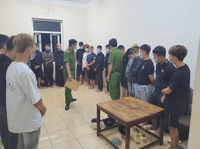  25 thanh thiếu niên, học sinh mang hung khí, bom xăng hẹn nhau hỗn chiến: Sau khi xảy ra mâu thuẫn, hai nhóm thanh thiếu niên, học sinh (đều trú tại TP Buôn Ma Thuột, tỉnh Đắk Lắk) hẹn nhau mang theo nhiều hung khí nguy hiểm như dao rựa, cây gậy, bom xăng để hỗn chiến, giải quyết mâu thuẫn. Có hai người trong nhóm bị thương tích 5% và 2%. Ngày 26/6, Công an TP Buôn Ma Thuột đã triệu tập nhóm này để điều tra.