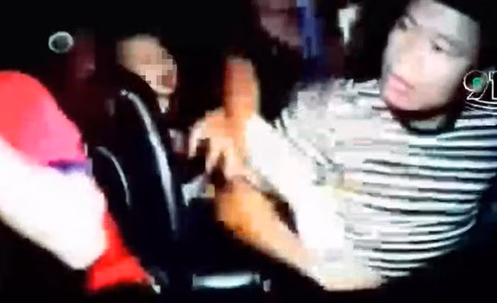  Hành khách đánh liên tiếp vào mặt tài xế taxi: Ngày 25/6, Công an TP Đồng Xoài, tỉnh Bình Phước, cho biết đã tiếp nhận thông tin trình báo của tài xế taxi bị hành hung. Sự việc xảy ra khoảng 23h25 ngày 23/6, nam tài xế taxi đón khách ở khu vực TP Đồng Xoài. Sau khi lên xe, người khách nam văng tục thì được tài xế nhắc nhở và nam hành khách thách thức đánh nhau. Ngay sau đó, nam hành khách liên tục dùng tay đánh vào mặt, đầu và sườn tài xế taxi mặc cho người phụ nữa ngồi phía sau can ngăn. 