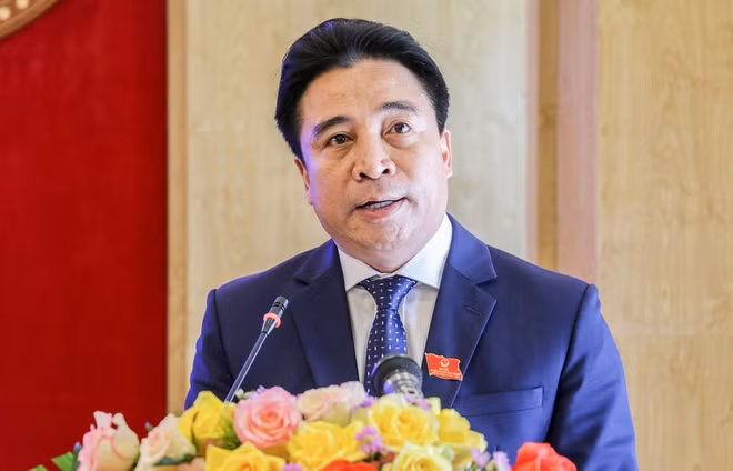 Với số phiếu tuyệt đối (51/51 đại biểu có mặt), ông Nguyễn Khắc Toàn, Phó bí thư Tỉnh ủy Khánh Hòa được bầu giữ chức Chủ tịch HĐND tỉnh khóa VII.