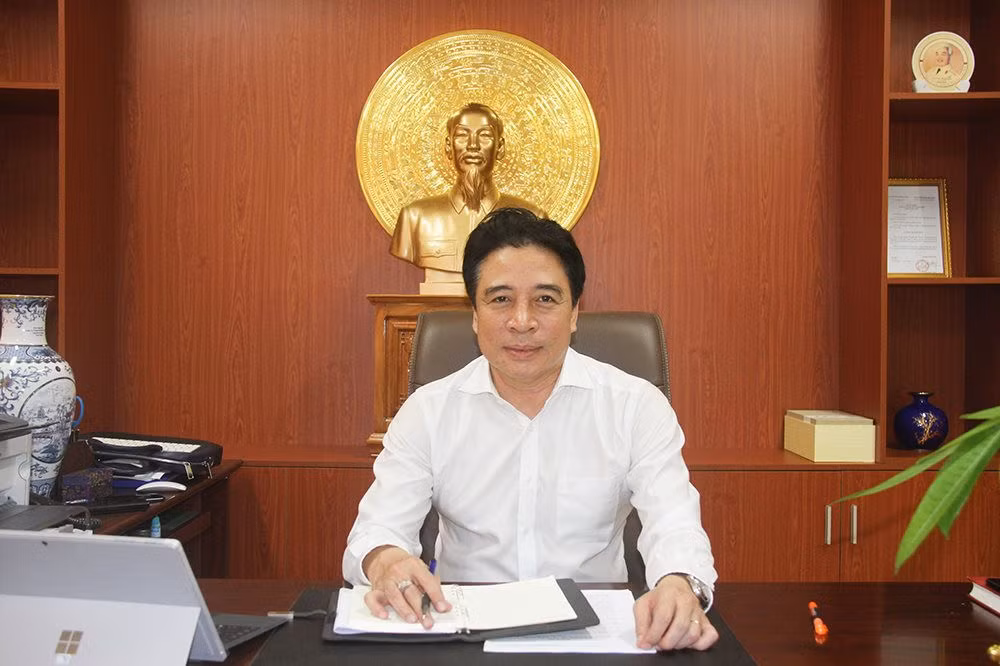 Ông Nguyễn Khắc Toàn, sinh ngày 19/41970, quê phường Ninh Thủy, thị xã Ninh Hòa, tỉnh Khánh Hòa, là cử nhân Luật Tư pháp, cử nhân Xây dựng Đảng và Chính quyền Nhà nước.