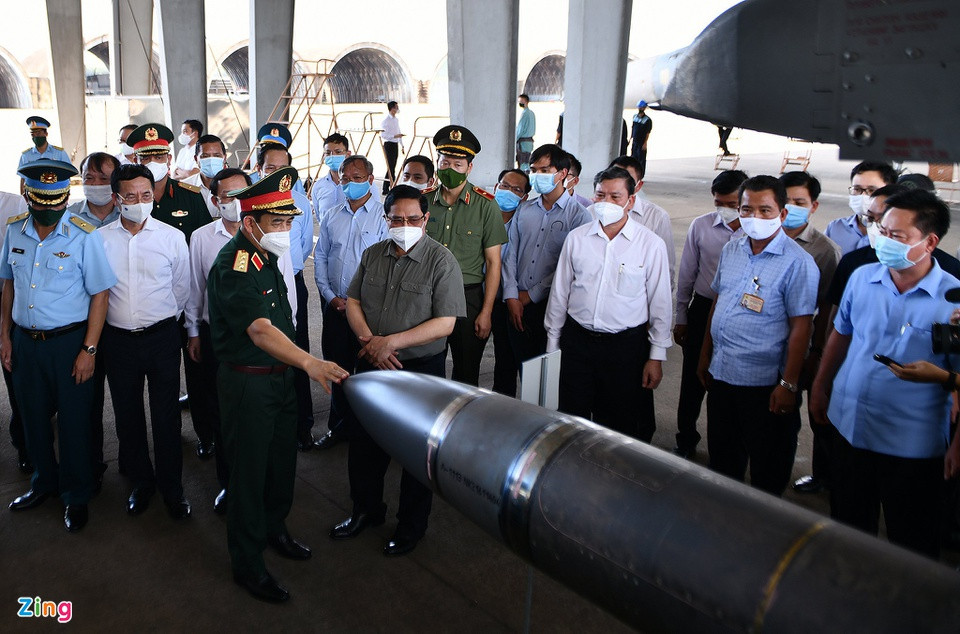 Tại Trung đoàn không quân 935, Thủ tướng đề nghị các chiến sĩ bảo quản, khai thác và sử dụng có hiệu quả trang thiết bị, vũ khí hiện đại; chủ động tập luyện, sẵn sàng chiến đấu trong mọi tình huống. 