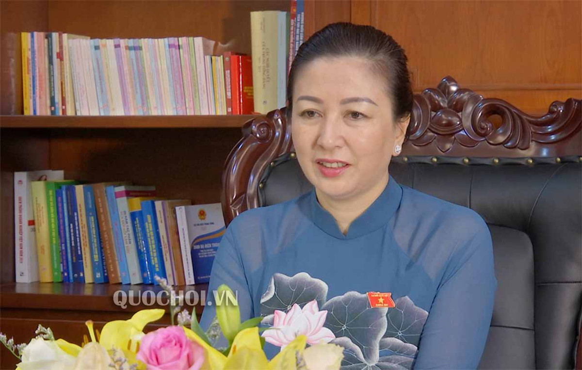 Bà Lê Thị Thu Hồng, sinh ngày 31/7/1970, quê quán tại xã Đông Sơn, huyện Đông Sơn, tỉnh Thanh Hóa. Trình độ học vấn: Thạc sĩ, Quản lý khoa học giáo dục; trình độ lý luận chính trị: Cao cấp. 