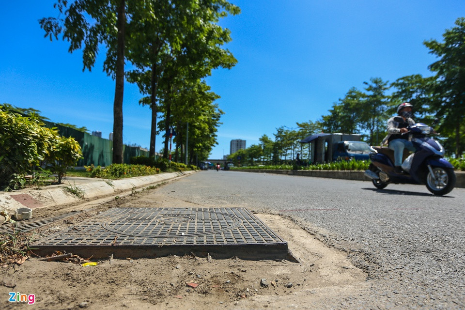 Một số hố ga thiết kế cao hơn mặt đường từ 3-5 cm. Người dân đi qua các khu vực có nắp hố ga lồi lên mặt đường phải di chuyển chậm để tránh xảy ra tai nạn. 