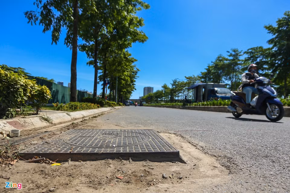 Một số hố ga thiết kế cao hơn mặt đường từ 3-5 cm. Người dân đi qua các khu vực có nắp hố ga lồi lên mặt đường phải di chuyển chậm để tránh xảy ra tai nạn. 