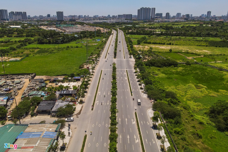 Với mức đầu tư gần 1.500 tỷ đồng và được kỳ vọng sẽ góp phần giải tỏa áp lực giao thông cho khu vực tây nam Hà Nội, tới nay, đại lộ Chu Văn An vẫn vướng mắc nhiều bất cập, hạn chế, ảnh hưởng tới mỹ quan đô thị. 