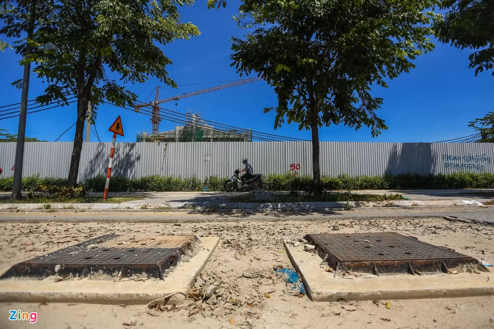 Dù đã thi công từ khá lâu và đã được đưa vào sử dụng hơn 1 năm qua nhưng về tổng thể, dự án đại lộ Chu Văn An vẫn chưa hoàn thiện do vướng mắc khâu giải phóng mặt bằng. 