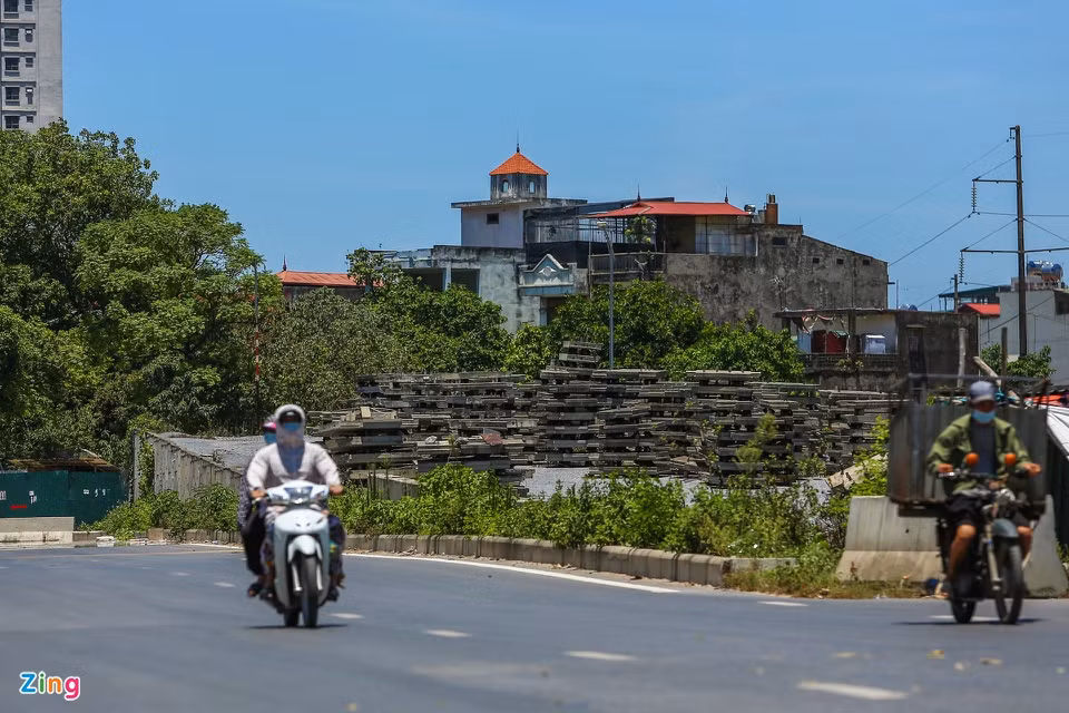 Hạng mục cầu vượt và nút giao với đường 70 tới đường Xa La - đoạn cuối của đại lộ Chu Văn An vẫn nằm "đắp chiếu" do mặt bằng chưa được giải phóng, khiến nút giao thông này thường xuyên xảy ra ùn tắc vào giờ cao điểm. 