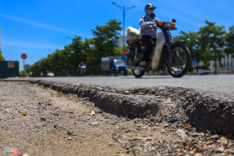Ở một số khu vực, mặt đường gồ ghề, hằn lún, bên cao, bên thấp tiềm ẩn nguy cơ gây tai nạn cho người tham gia giao thông. 