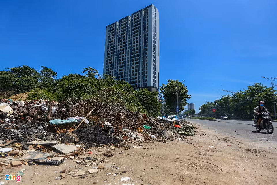 Hình ảnh những đống rác ở nhiều vị trí dọc đại lộ Chu Văn An gây mất mỹ quan đô thị và làm ảnh hưởng tới môi trường. 