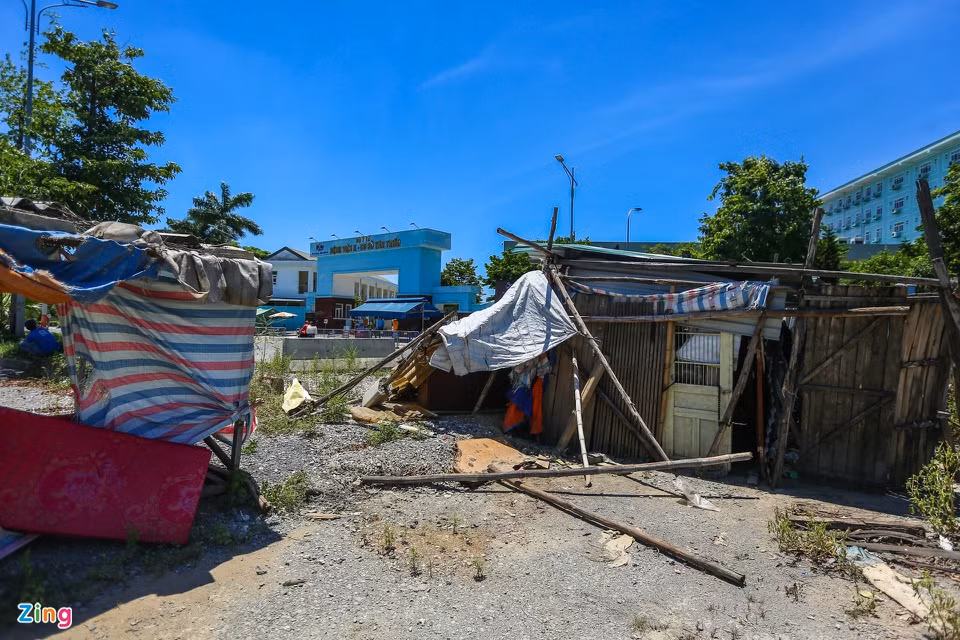 Lều bạt, nhà gỗ thô sơ ngổn ngang ngay trước cổng Bệnh viện K cơ sở Tân Triều. 