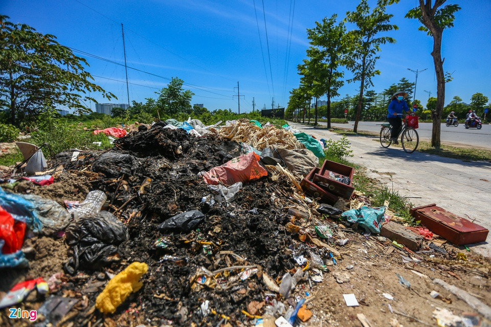 Rác chất đầy vỉa hè, bãi đất trống chưa được thi công, xây dựng. 