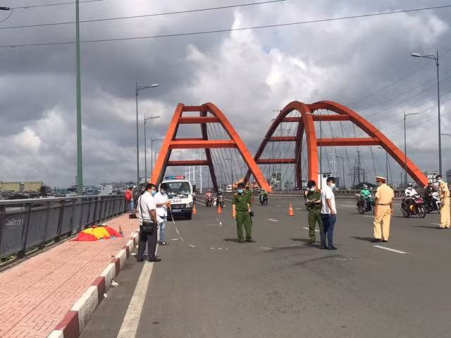  Một người nằm chết bất thường trên cầu: Sáng 21/6, Đội CSGT tuần tra dẫn đoàn, Phòng CSGT TP HCM đi làm nhiệm vụ trên đường Phạm Văn Đồng thì phát hiện một người nằm trên lề của cầu Bình Lợi hướng về Linh Xuân, TP Thủ Đức. Bước đầu ghi nhận nạn nhân là nam khoảng 50 tuổi, mặc áo sơ mi, quần kaki, trên người không có giấy tờ tuỳ thân, bên cạnh có nón bảo hiểm của một hãng xe ôm công nghệ. Nhận định ban đầu, nạn nhân đi bộ xảy ra va chạm với xe máy khác. 