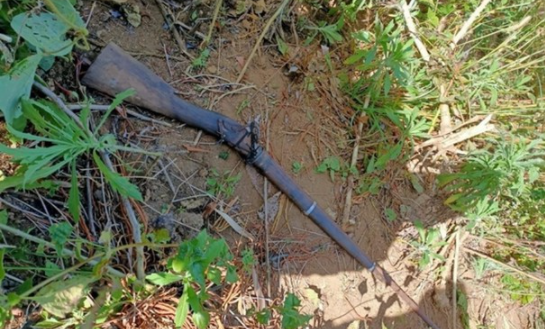  Người đàn ông tử vong bên khẩu súng săn: Ngày 20/6, Anh Tr.V.H ( trú ở xóm 6, xã Nghĩa Đồng, huyện Tân Kỳ, Nghệ An) mang theo súng đi săn. Đến khuya vợ chưa thấy về, gọi điện không thấy nghe máy nên nhờ anh em cùng đi tìm thì phát hiện đã chết, nằm gục bên khẩu súng săn.