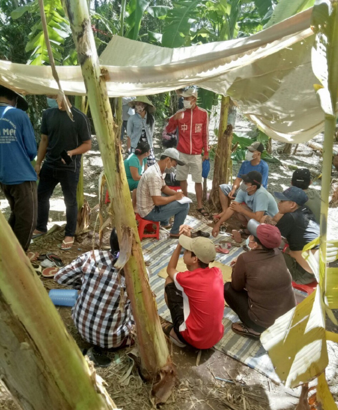  Triệt xóa tụ điểm lắc tài xỉu ăn tiền trong vườn chuối: Ngày 20/6, Công an xã Châu Phong, thị xã Tân Châu, tỉnh An Giang cho biết, vừa bắt quả tang 10 đối tượng đang đánh bạc dưới hình thức lắc tài xỉu ăn thua bằng tiền tại khu vườn chuối, thuộc ấp Hòa Thạnh. Tang vật thu giữ tại hiện trường gồm: 1 bộ tài xỉu, 4 điện thoại di động, 1 triệu 550 ngàn đồng trên chiếu bạc và nhiều tang vật liên quan khác.