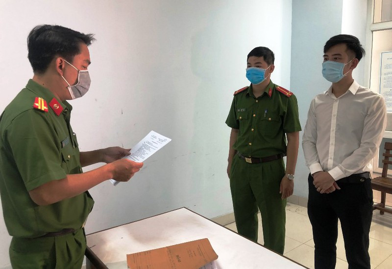  Khởi tố giám đốc thẩm mỹ viện làm lây lan dịch ở Đà Nẵng: Ngày 21/6, Công an TP Đà Nẵng đã khởi tố bị can đối với ông Nguyễn Quang Trọng (29 tuổi, ngụ phường Thạch Thang, quận Hải Châu) - Giám đốc công ty TNHH quốc tế AMIDA về tội vi phạm quy định an toàn ở nơi đông người. Mặc dù đang trong thời gian áp dụng các biện pháp phòng chống dịch nhưng Trọng đã tụ tập trên 30 nhân viên. 