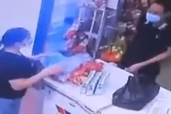  Trốn đi mua đồ ăn, F0 bị phạt 17,5 triệu đồng: Ngày 21/6, UBND huyện Hiệp Hòa, tỉnh Bắc Giang, đã ra quyết định xử phạt anh C.V.N. (22 tuổi, công nhân khu công nghiệp Quang Châu, huyện Việt Yên) 17,5 triệu đồng vì trốn đi mua đồ ăn. Theo cơ quan chức năng, anh N. là bệnh nhân COVID-19 đang được điều trị tại Trung tâm Y tế huyện Hiệp Hòa. Tối 3/6, nam công nhân bị phát hiện trốn khỏi nơi điều trị để đi ra ngoài mua đồ ăn.