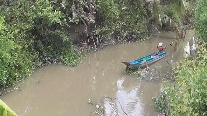  Bắt cá bằng kích điện, hai vợ chồng tử vong: Tối 22/6, hai vợ chồng ông Bạch Văn Q. và bà Nguyễn Thị Thu D. (cùng 49 tuổi, trú xã Tịnh Hà, huyện Sơn Tịnh, Quảng Ngãi) dùng thuyền nhỏ đi đánh bắt cá trên sông Trà Khúc. Trong lúc dùng kích điện bắt cá, do sơ suất bị điện giật làm hai vợ chồng tử vong. 