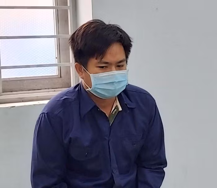  Xin đi nhờ xe, cô gái bị bạn nhậu cưỡng hiếp: Sau cuộc nhậu, Võ Văn Chung (SN 1992, ngụ huyện Bình Tân, Vĩnh Long) chở chị M.T. (SN 1986, ngụ huyện Cái Bè, tỉnh Tiền Giang) về nhà trọ. Khi đến đoạn đường vắng, đối tượng nảy sinh dục vọng nên ép nạn nhân quan hệ tình dục. Ngày 23/6, Chung bị Công an huyện Bình Tân bắt tạm giam. Được biết, Chung có 1 tiền án về về tội Cướp giật tài sản, vừa chấp hành xong án phạt tù. 