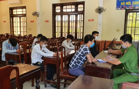  Cho rằng bị nhìn đểu nhóm côn đồ đánh 3 người bị thương: Đang ngồi nhậu ở quán Hải Sản (thị xã Hương Thủy, Thừa Thiên - Huế) Trần Hoàn cho rằng mình bị những người bàn bên cạnh nhìn đểu. Hoàn đã cùng Cao Đình Quý, Trần Hưng, Cao Đình Trung và Lê Văn Hiệu (đều trú thị xã Hương Thủy) xông qua hành hung khiến 3 người bị thương. Ngày 23/6, Công an thị xã Hương Thủy đang làm rõ việc 5 thanh niên có liên quan hành vi Cố ý gây thương tích. 