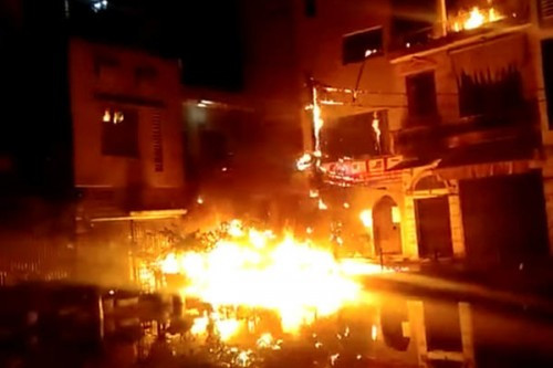  Đốt nhà hàng xóm vì không đòi được nợ: Bùi Văn Hùng (SN 1973, trú tại xã Đông Lỗ, huyện Hiệp Hòa, Bắc Giang) do nhiều lần đòi tiền không được, Hùng mặc quần áo mưa, đeo khẩu trang mang theo một chai dầu hỏa sang châm lửa đốt nhà ông Đ.V.V. (SN 1964, trú xã Đông Lỗ). Vụ việc khiến cửa xếp của gia đình ông V. bị hư hỏng. Ngày 22/6, Hùng bị Công an Hiệp Hòa bắt tạm giam. 