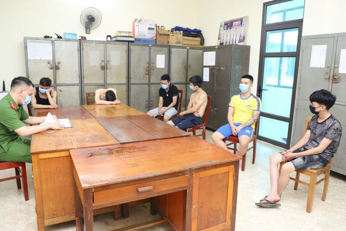  11 nam nữ tụ tập sử dụng ma túy trong quán karaoke giữa mùa dịch: Rạng sáng 22/6, Công an TP Yên Bái bắt quả tang một nhóm đối tượng đang tụ tập tổ chức sử dụng trái phép chất ma túy trong một quán karaoke trên địa bàn, giữa lúc tỉnh Yên Bái đang áp dụng nhiều biện pháp phòng, chống dịch bệnh COVID-19, trong đó có việc chưa cho phép dịch vụ karaoke hoạt động. Qua test nhanh, cả 11 đối tượng này đều dương tính với ma túy.