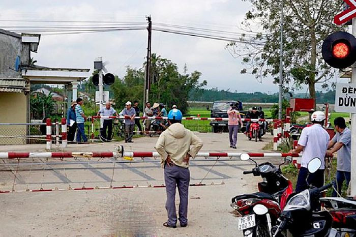  Khởi tố 2 nhân viên đường sắt liên quan vụ tàu hỏa húc ô tô: Ngày 22/6, Công an huyện Bình Sơn (Quảng Ngãi) khởi tố bị can Võ Thị Uyên (31 tuổi, nhân viên gác chắn) và Nguyễn Thanh Cương (44 tuổi, nhân viên trực ban chạy tàu ga Trị Bình, đều ngụ huyện Bình Sơn) về tội Vô ý làm chết người do vi phạm quy tắc nghề nghiệp. 2 nhân viên này liên quan đến vụ tàu hỏa tông ô tô khiến 1 người chết, 2 người bị thương ngày 7/3 do không kéo gác chắn hạ xuống trước khi có tàu hỏa lao tới. 