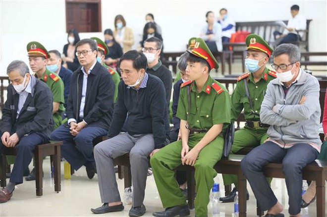 Bà Phương cho rằng, 2 bất động sản đứng tên cá nhân bà Lan là tài sản riêng của mẹ. Theo trình bày của bà, bất động sản tại số 60A Bà Huyện Thanh Quan, TP.HCM là do bà Lan được em gái tặng vào năm 2013. Còn bất động sản sản tại phường Hiệp Bình Chánh, quận Thủ Đức, TP.HCM, bà Lan mua từ năm 2005. 