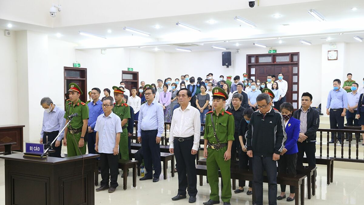 Vẫn theo trình bày của con gái ông Trần Bắc Hà, năm 2017, vợ chồng ông Trần Bắc Hà có thỏa thuận, bất động sản ở 60A Bà Huyện Thanh Quan, TP.HCM là tài sản riêng của bà Lan. Về số tiền 7 tỷ đồng trong tài khoản của bà Lan đang bị phong tỏa, bà Phương khẳng định, đó là tiền mà Công ty CP Du lịch Hoàng Anh Đất Xanh Quy Nhơn chuyển vào tài khoản của mẹ. "Mẹ dặn dò, đây là tiền công ty. Thay mặt mẹ, tôi xin HĐXX được giữ lại 2 bất động sản là nơi chị em tôi sinh sống" -" - bà Phương nói. 