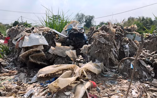 “Soc” voi nghi an hang nghin tan chat thai nguy hai vui lap giua khu dan cu-Hinh-2
