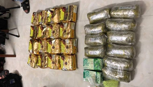 CSGT “tom gon” 2 thanh nien tang tru 40kg ma tuy, nua ty dong-Hinh-2