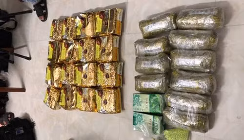 CSGT “tom gon” 2 thanh nien tang tru 40kg ma tuy, nua ty dong-Hinh-2